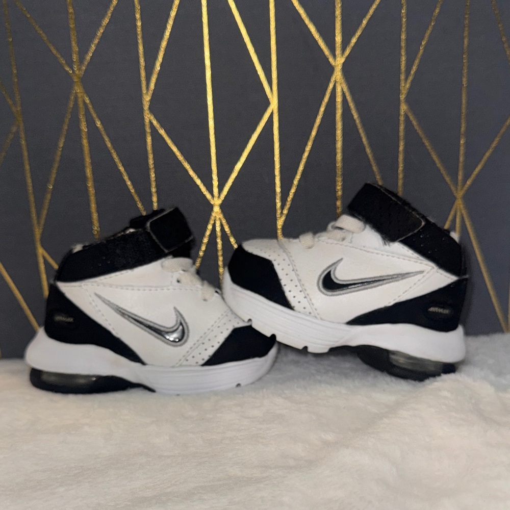 Nike Kids  AIRMAX White and Black High-Top Sneakers with Silver Swoosh